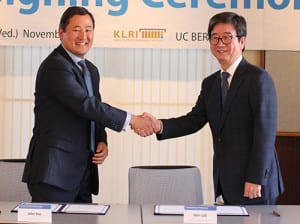 Professor John Yoo and Korea Legislation Institute president Won Lee.