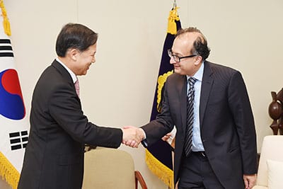 Dean Sujit Choudhry (right) meets with Korea Supreme Court Justice Byoung Dae-Park during the dean's June trip to Asia. 