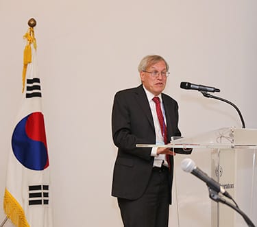 Dean Chemerinsky addresses the Berkeley Club in Seoul.
