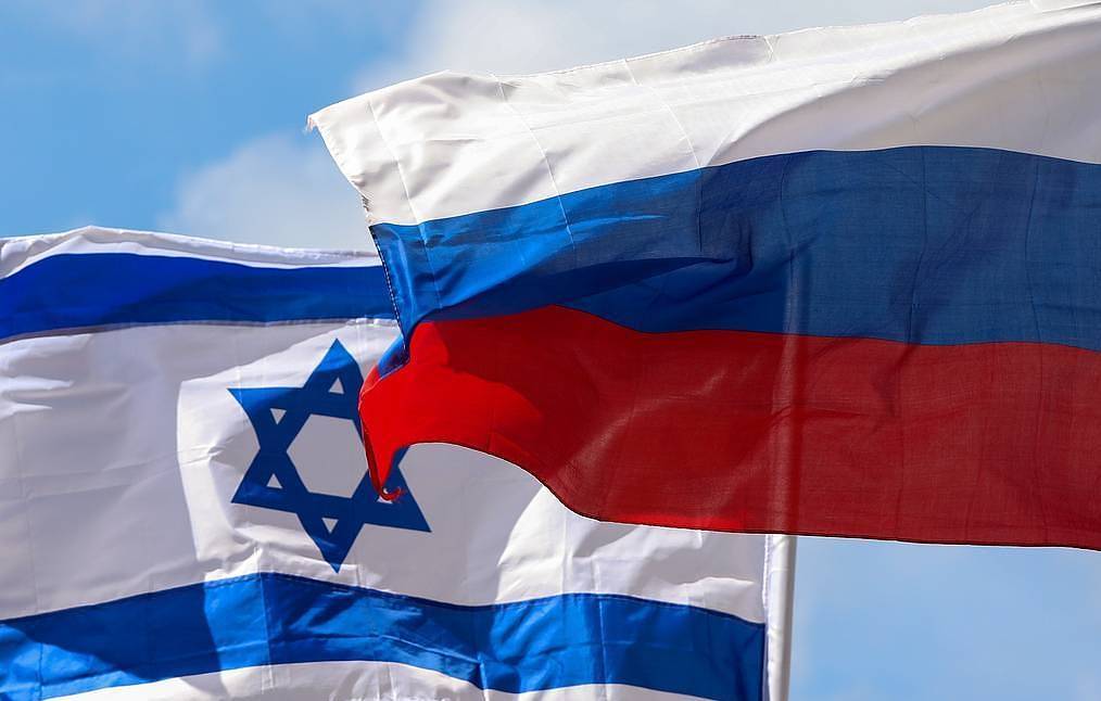 israel and russia flags