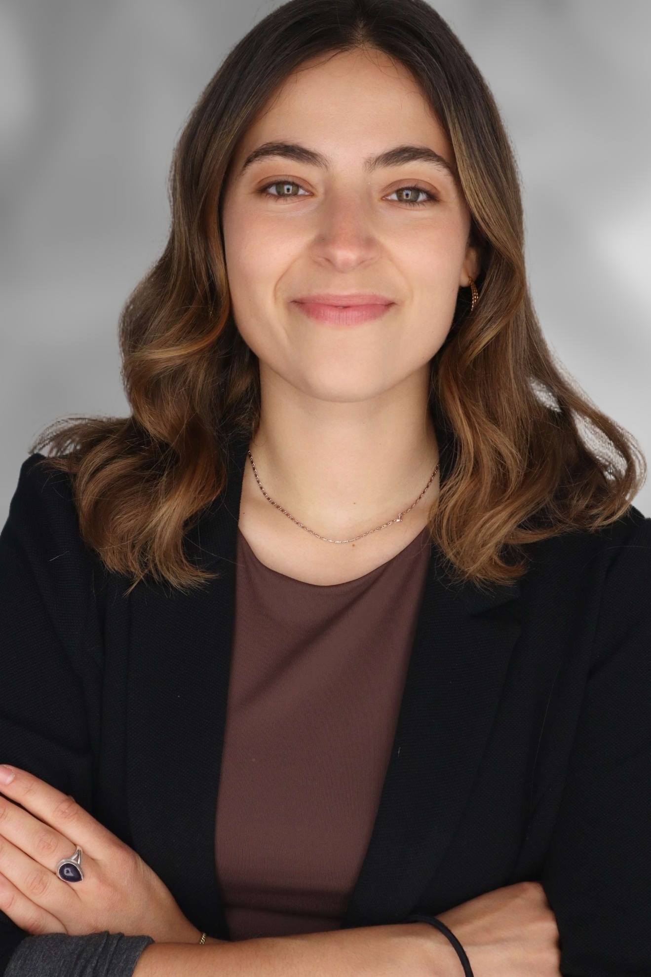 Ella Ross headshot